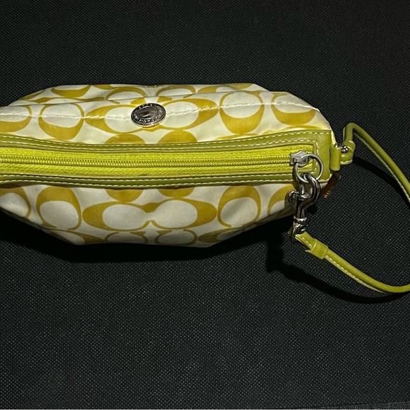 EUC COACH satin signature logo wristlet with green, hang tag and strap - Picture 8 of 10
